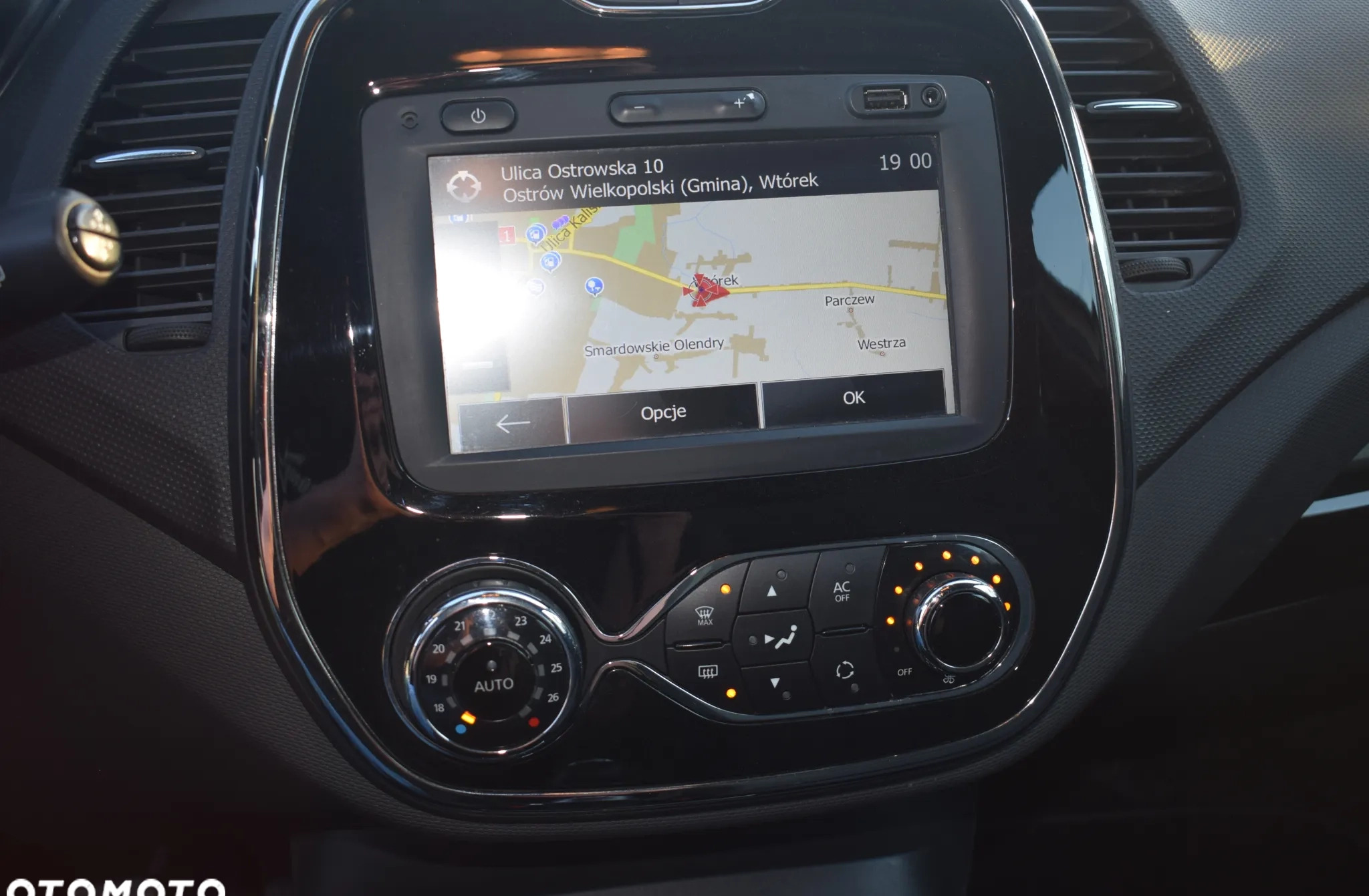 Renault Captur cena 32900 przebieg: 122000, rok produkcji 2014 z Frampol małe 121